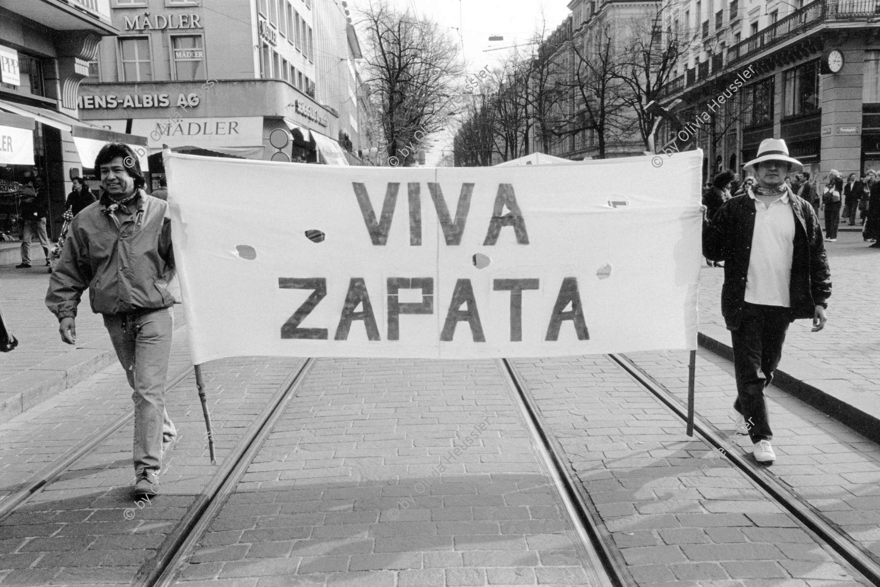 Image of sheet 19940190 photo 11: Demonstration zu Gunsten des Befreiungskampfs der Zapatisten in Chiapas, Mexiko, in der Zürcher Bahnhofstrasse. 03.94 Protest Schweiz Switzerland Europe

Mexican immigrants during manifestation in favor of the 'Zapatistas' in Chiapas and against swiss exportation of Pilatus-Porter aircraft.