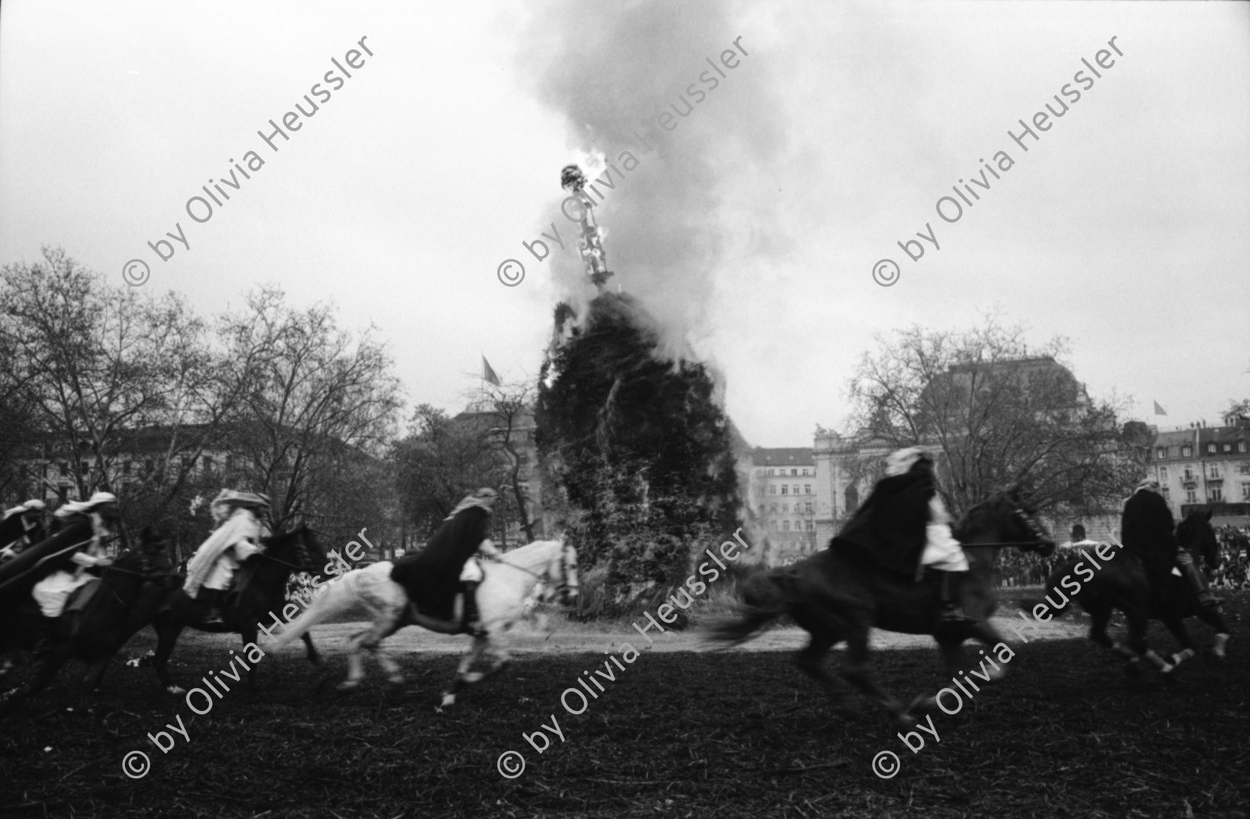 Image of sheet 19940200 photo 19: Sächsilüte Sechseläuten in Zürich auf Bellvue. Böög stürtzt wieder. Opernhausplatz Oper Bellevue Arbeiter vor Holzbeige. Pferde Feuer.