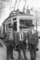 Image of sheet 19940230 photo 23: Polin wird von Zahnarzt Oskar Beerli behandelt. Drei Schaffner Fahrer der VBZ vor altem 6 er Tram beim Zoo. Roland Gretler sucht in meinem Archiv nach brauchbaren Bildern für sein Panoptikum. Lu Nüscheler nach der Geburt ihrer ersten Tochter Nana im Spital. Pflegerinnen Schule. 1994 Schweiz Zürich