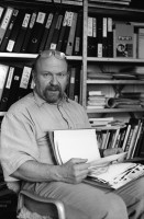 Image of sheet 19940230 photo 26: Roland Gretler sucht in meinem Archiv nach brauchbaren Bildern für sein Panoptikum. 
Portrait