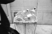 Image of sheet 19940250 photo 1: In den Strassen Manhattans steht ein Fahrrad angekettet. Kravatten Männer Business Plastikflaschen im Container Fidel Castro auf Covert von Cigars im Schaufenster. Arbeitskonflikt Harvard Club. Streik. Schwarze Arbeiterinnen von Bertelsmann Music Group an der 45 igsten.  Büro block an der 27 igsten mit
Fototermin. Olivia selbstportrait bei Ann Mandelbaum in Brooklyn nackt. TV läuft. Fahrrar Velo Mural Wandmalerei. Zürich 1994