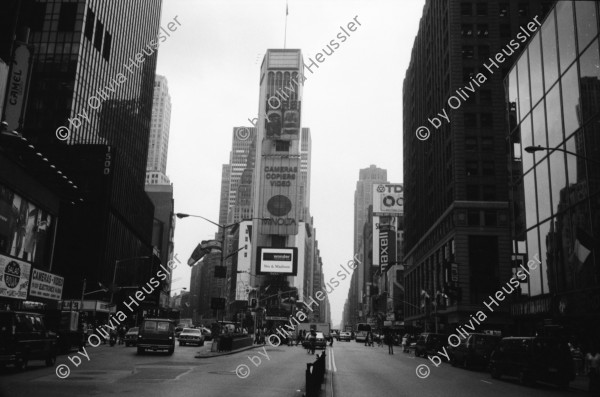 Image of sheet 19940250 photo 11: In den Strassen Manhattans steht ein Fahrrad angekettet. Kravatten Männer Business Plastikflaschen im Container Fidel Castro auf Covert von Cigars im Schaufenster. Arbeitskonflikt Harvard Club. Streik. Schwarze Arbeiterinnen von Bertelsmann Music Group an der 45 igsten.  Büro block an der 27 igsten mit
Fototermin. Olivia selbstportrait bei Ann Mandelbaum in Brooklyn nackt. TV läuft. Fahrrar Velo Mural Wandmalerei. Zürich 1994