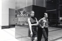 Image of sheet 19940250 photo 12: Zwei rauchende schwarze Arbeiterinnen der Bertelsmann Music Group an der 45 igsten Strasse in Manhattan U.S.A. Juli 1994 √ Zigaretten BMG


work black women pause break smoke smoking