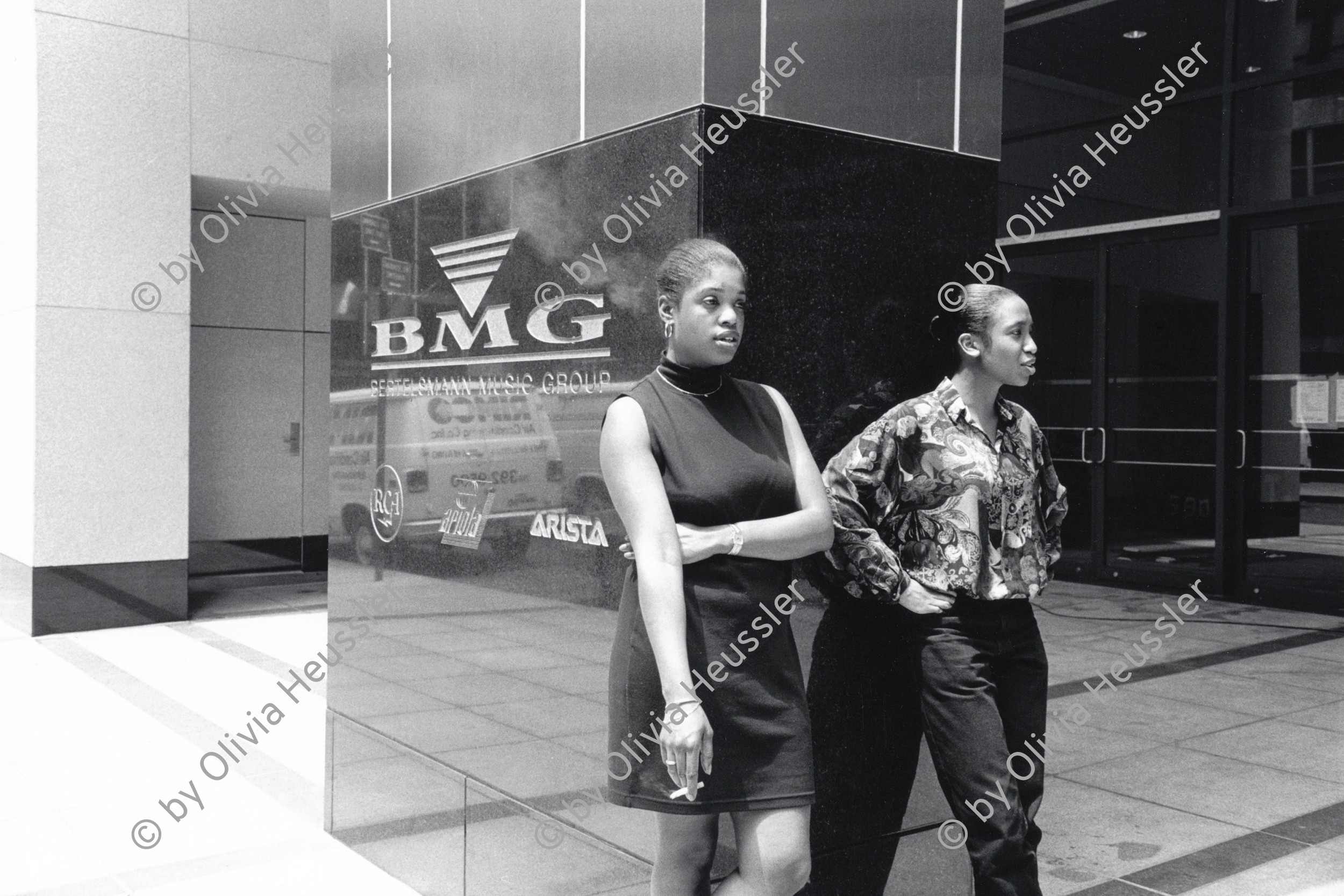 Image of sheet 19940250 photo 12: Zwei rauchende schwarze Arbeiterinnen der Bertelsmann Music Group an der 45 igsten Strasse in Manhattan U.S.A. Juli 1994 √ Zigaretten BMG


work black women pause break smoke smoking
