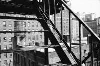 Image of sheet 19940250 photo 13: In den Strassen Manhattans steht ein Fahrrad angekettet. Kravatten Männer Business Plastikflaschen im Container Fidel Castro auf Covert von Cigars im Schaufenster. Arbeitskonflikt Harvard Club. Streik. Schwarze Arbeiterinnen von Bertelsmann Music Group an der 45 igsten.  Büro block an der 27 igsten mit
Fototermin. Olivia selbstportrait bei Ann Mandelbaum in Brooklyn nackt. TV läuft. Fahrrar Velo Mural Wandmalerei. Zürich 1994