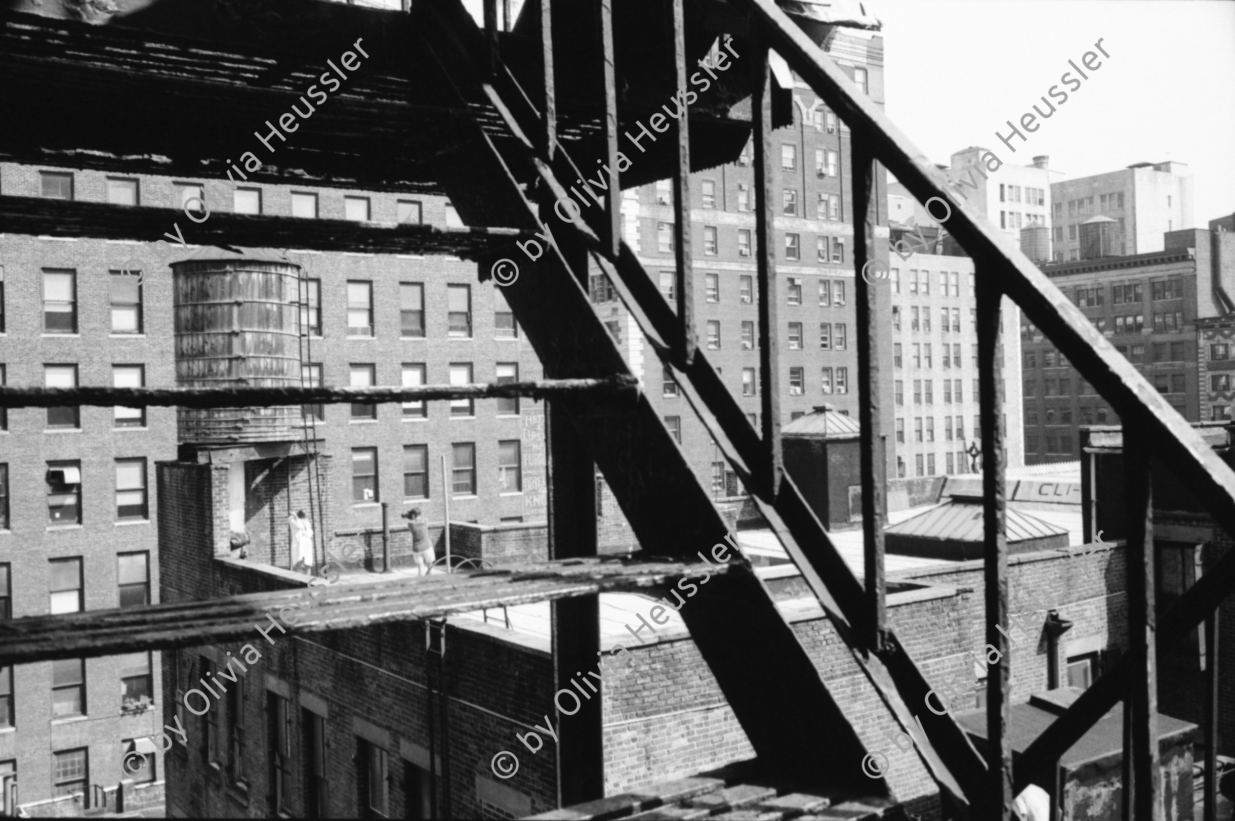 Image of sheet 19940250 photo 13: In den Strassen Manhattans steht ein Fahrrad angekettet. Kravatten Männer Business Plastikflaschen im Container Fidel Castro auf Covert von Cigars im Schaufenster. Arbeitskonflikt Harvard Club. Streik. Schwarze Arbeiterinnen von Bertelsmann Music Group an der 45 igsten.  Büro block an der 27 igsten mit
Fototermin. Olivia selbstportrait bei Ann Mandelbaum in Brooklyn nackt. TV läuft. Fahrrar Velo Mural Wandmalerei. Zürich 1994