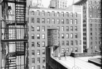 Image of sheet 19940250 photo 14: In den Strassen Manhattans steht ein Fahrrad angekettet. Kravatten Männer Business Plastikflaschen im Container Fidel Castro auf Covert von Cigars im Schaufenster. Arbeitskonflikt Harvard Club. Streik. Schwarze Arbeiterinnen von Bertelsmann Music Group an der 45 igsten.  Büro block an der 27 igsten mit
Fototermin. Olivia selbstportrait bei Ann Mandelbaum in Brooklyn nackt. TV läuft. Fahrrar Velo Mural Wandmalerei. Zürich 1994