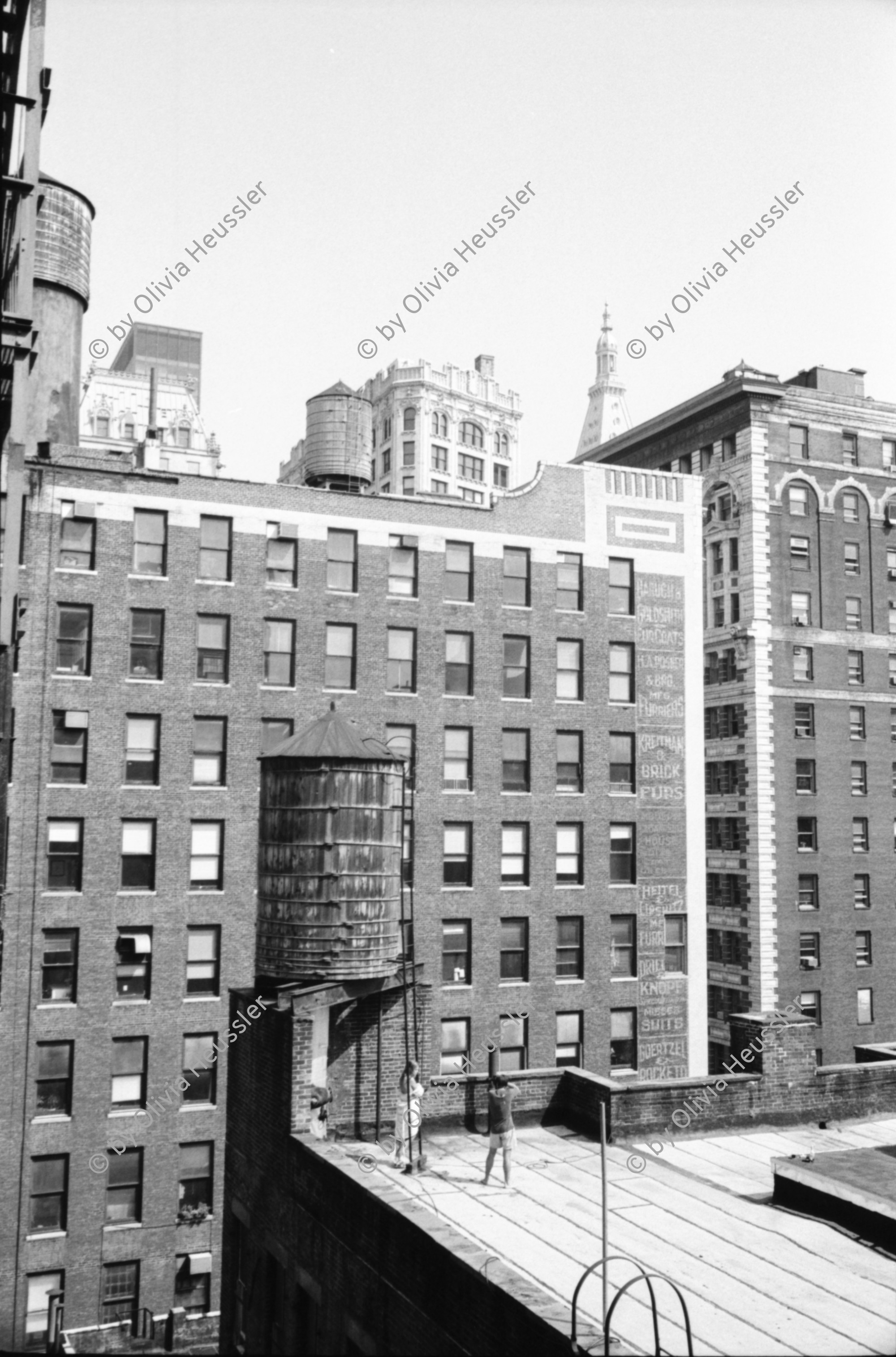 Image of sheet 19940250 photo 15: In den Strassen Manhattans steht ein Fahrrad angekettet. Kravatten Männer Business Plastikflaschen im Container Fidel Castro auf Covert von Cigars im Schaufenster. Arbeitskonflikt Harvard Club. Streik. Schwarze Arbeiterinnen von Bertelsmann Music Group an der 45 igsten.  Büro block an der 27 igsten mit
Fototermin. Olivia selbstportrait bei Ann Mandelbaum in Brooklyn nackt. TV läuft. Fahrrar Velo Mural Wandmalerei. Zürich 1994