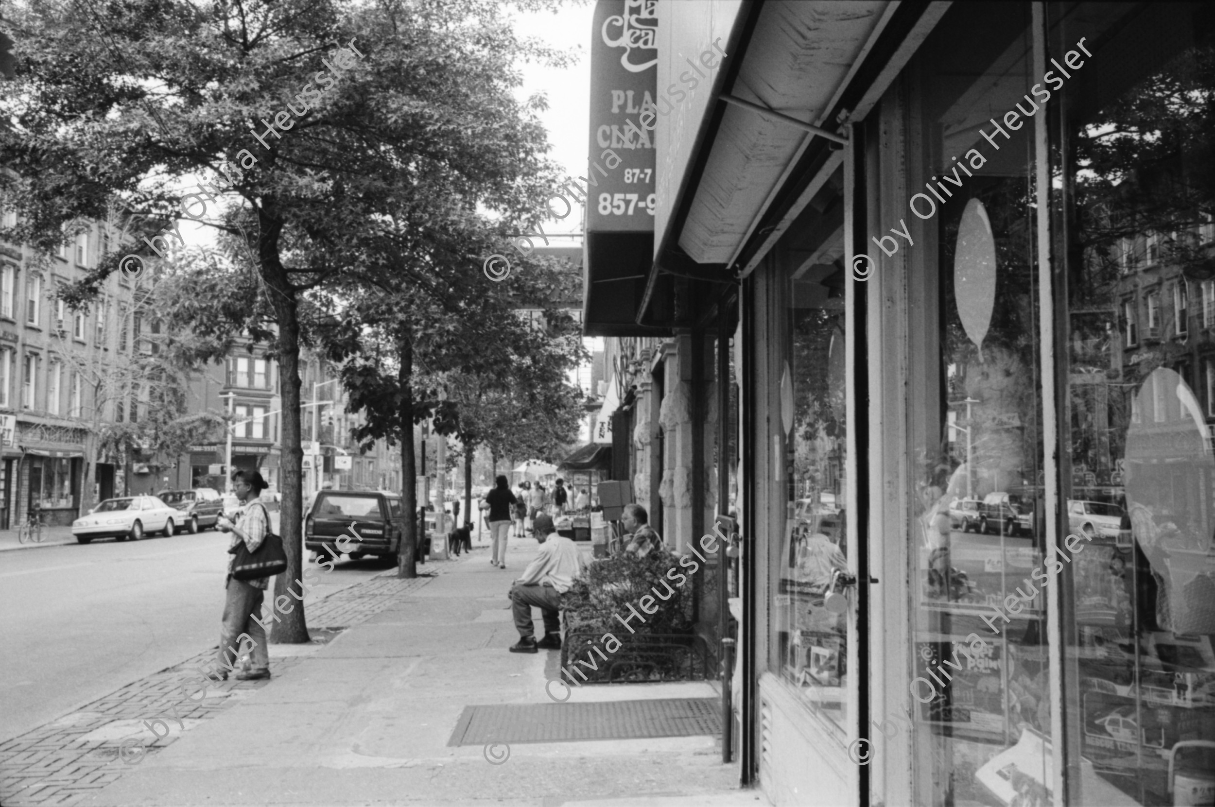 Image of sheet 19940250 photo 34: In den Strassen Manhattans steht ein Fahrrad angekettet. Kravatten Männer Business Plastikflaschen im Container Fidel Castro auf Covert von Cigars im Schaufenster. Arbeitskonflikt Harvard Club. Streik. Schwarze Arbeiterinnen von Bertelsmann Music Group an der 45 igsten.  Büro block an der 27 igsten mit
Fototermin. Olivia selbstportrait bei Ann Mandelbaum in Brooklyn nackt. TV läuft. Fahrrar Velo Mural Wandmalerei. Zürich 1994