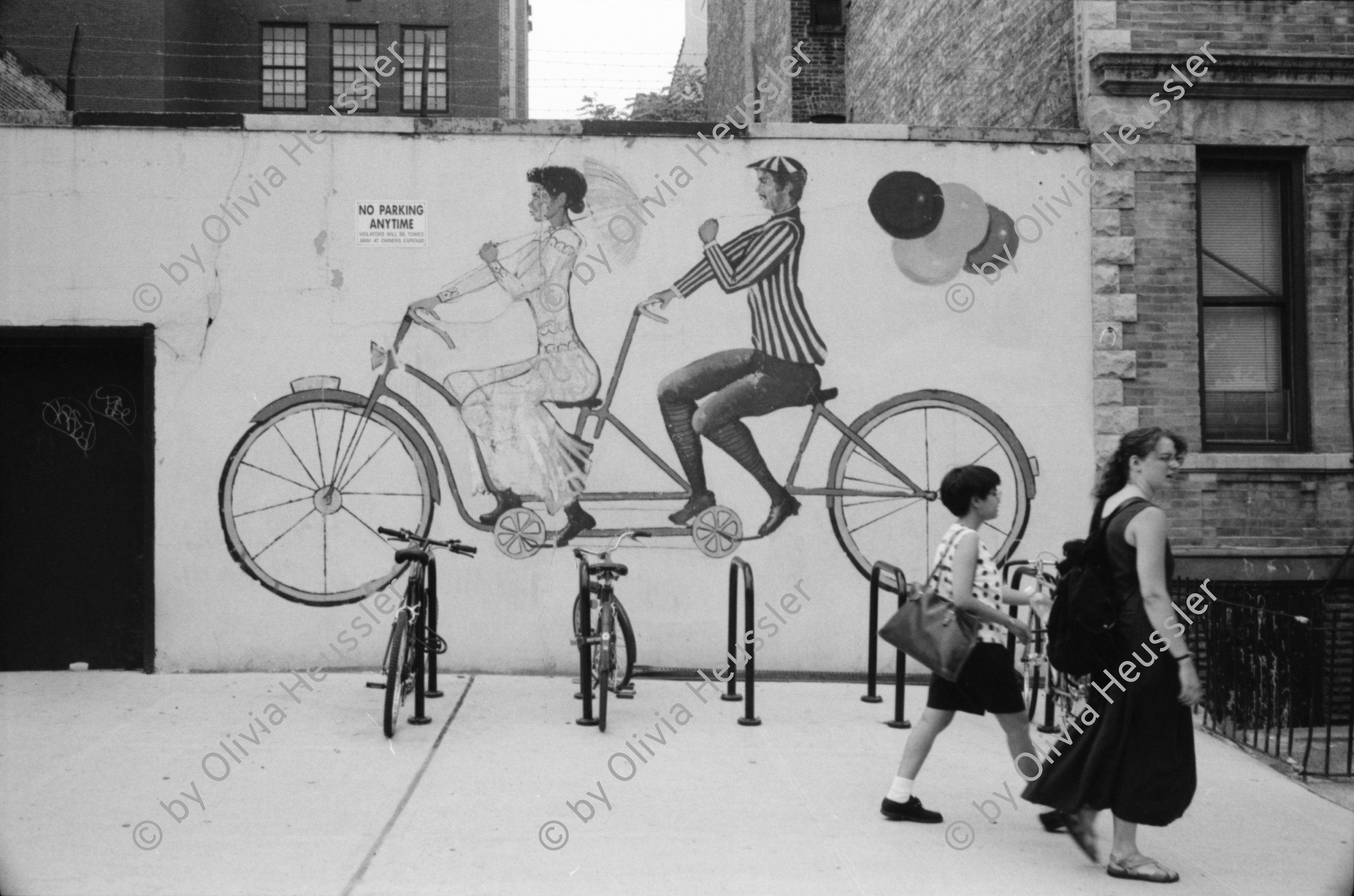 Image of sheet 19940250 photo 36: In den Strassen Manhattans steht ein Fahrrad angekettet. Kravatten Männer Business Plastikflaschen im Container Fidel Castro auf Covert von Cigars im Schaufenster. Arbeitskonflikt Harvard Club. Streik. Schwarze Arbeiterinnen von Bertelsmann Music Group an der 45 igsten.  Büro block an der 27 igsten mit
Fototermin. Olivia selbstportrait bei Ann Mandelbaum in Brooklyn nackt. TV läuft. Fahrrar Velo Mural Wandmalerei. Zürich 1994