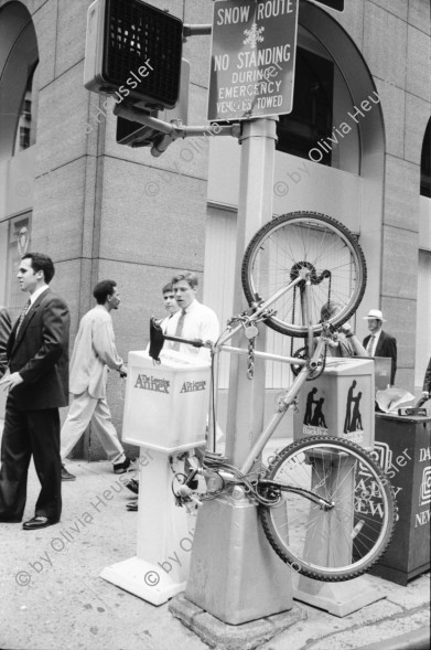 Image of sheet 19940250 photo 4: In den Strassen Manhattans steht ein Fahrrad angekettet. Kravatten Männer Business Plastikflaschen im Container Fidel Castro auf Covert von Cigars im Schaufenster. Arbeitskonflikt Harvard Club. Streik. Schwarze Arbeiterinnen von Bertelsmann Music Group an der 45 igsten.  Büro block an der 27 igsten mit
Fototermin. Olivia selbstportrait bei Ann Mandelbaum in Brooklyn nackt. TV läuft. Fahrrar Velo Mural Wandmalerei. Zürich 1994