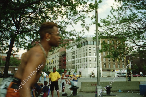 Image of sheet 19940261 photo 1: Fidel Castro Mural New York Hochhäuser Innenstadt WallstreetKinder baden im Schwimmbad in Brooklyn