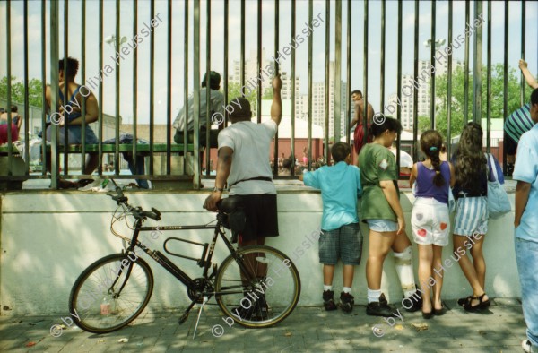 Image of sheet 19940261 photo 23: Fidel Castro Mural New York Hochhäuser Innenstadt WallstreetKinder baden im Schwimmbad in Brooklyn