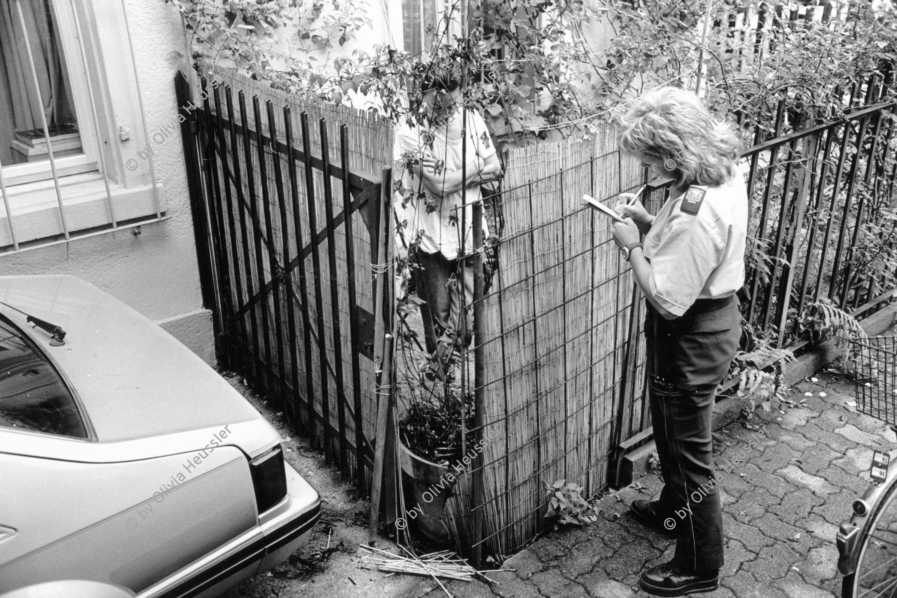 Image of sheet 19940310 photo 13: Polizeibeamtin Seiler befragt eine Bewohnerin im Kreis 4 Aussersihl, nach den Spuren eines Brandstifters. Zürich, 24.8.94

Schweiz Switzerland Europe
© 1994, Olivia Heussler √