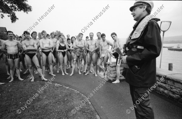 Image of sheet 19940310 photo 23: Ein Tag im Leben der Schweiz für Focale Contoir Suisse unterwegs
 mit Stadtpolizei Zürich, Herr Cortesi Pressestelle Urania Hauptwache um 6 Uhr 30. Polizei mit Hund Im Büro obszönes Alkoholiker Bäkeranlage Streifenwagen Limmat 4 grüsst sie. Befragung nach Brandstiftung durch Frau Polizeibeamtin Seiler (25) aus Steg Gampel und Herr Wachmeister Hochstrasser seit 21 Jahren im Dienst. Wache 4 mit Zellen Toilette und Frau Seiler. Waffe Einladen eines Verhafteten für den Spaziergang. 14.oo 69 PolizeiaspirantInnen vor der Seeüberquerung Wettkampf 1600m Beim Gang ins Wasser. Herr Leserf und Herr Zwahlen auf dem Polizeiboot. Zürich 1994