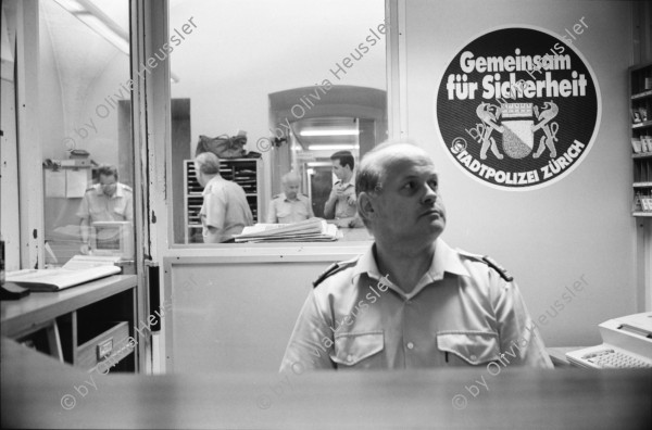 Image of sheet 19940310 photo 3: Ein Tag im Leben der Schweiz für Focale Contoir Suisse unterwegs
 mit Stadtpolizei Zürich, Herr Cortesi Pressestelle Urania Hauptwache um 6 Uhr 30. Polizei mit Hund Im Büro obszönes Alkoholiker Bäkeranlage Streifenwagen Limmat 4 grüsst sie. Befragung nach Brandstiftung durch Frau Polizeibeamtin Seiler (25) aus Steg Gampel und Herr Wachmeister Hochstrasser seit 21 Jahren im Dienst. Wache 4 mit Zellen Toilette und Frau Seiler. Waffe Einladen eines Verhafteten für den Spaziergang. 14.oo 69 PolizeiaspirantInnen vor der Seeüberquerung Wettkampf 1600m Beim Gang ins Wasser. Herr Leserf und Herr Zwahlen auf dem Polizeiboot. Zürich 1994