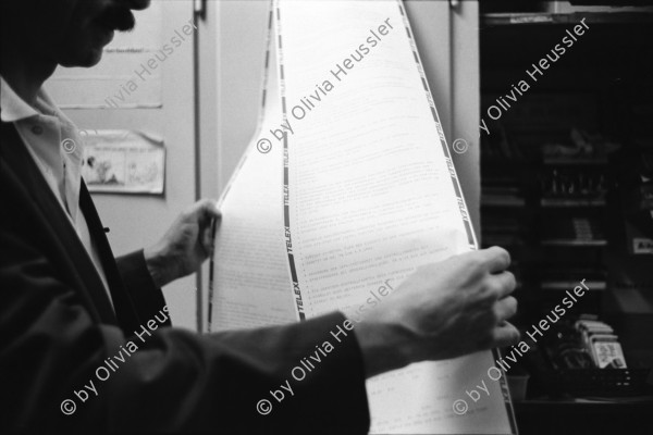 Image of sheet 19940310 photo 5: Ein Tag im Leben der Schweiz für Focale Contoir Suisse unterwegs
 mit Stadtpolizei Zürich, Herr Cortesi Pressestelle Urania Hauptwache um 6 Uhr 30. Polizei mit Hund Im Büro obszönes Alkoholiker Bäkeranlage Streifenwagen Limmat 4 grüsst sie. Befragung nach Brandstiftung durch Frau Polizeibeamtin Seiler (25) aus Steg Gampel und Herr Wachmeister Hochstrasser seit 21 Jahren im Dienst. Wache 4 mit Zellen Toilette und Frau Seiler. Waffe Einladen eines Verhafteten für den Spaziergang. 14.oo 69 PolizeiaspirantInnen vor der Seeüberquerung Wettkampf 1600m Beim Gang ins Wasser. Herr Leserf und Herr Zwahlen auf dem Polizeiboot. Zürich 1994