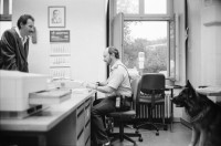 Image of sheet 19940310 photo 7: Ein Tag im Leben der Schweiz für Focale Contoir Suisse unterwegs
 mit Stadtpolizei Zürich, Herr Cortesi Pressestelle Urania Hauptwache um 6 Uhr 30. Polizei mit Hund Im Büro obszönes Alkoholiker Bäkeranlage Streifenwagen Limmat 4 grüsst sie. Befragung nach Brandstiftung durch Frau Polizeibeamtin Seiler (25) aus Steg Gampel und Herr Wachmeister Hochstrasser seit 21 Jahren im Dienst. Wache 4 mit Zellen Toilette und Frau Seiler. Waffe Einladen eines Verhafteten für den Spaziergang. 14.oo 69 PolizeiaspirantInnen vor der Seeüberquerung Wettkampf 1600m Beim Gang ins Wasser. Herr Leserf und Herr Zwahlen auf dem Polizeiboot. Zürich 1994