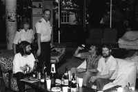 Image of sheet 19940320 photo 0: ca 7.00 Polizeibeamtin Seiler und Wachtmeister Hochstrasser besuchen die Alkis der Bäkeranlage höflich. Dann wird ein Besitzer eines verlorenen Halbtaxs gesucht. 7.30 Brandstiftung an der Marmorgasse dann Meldung wegen verschmutzung eines Fahrzeugs durch Betonspritzer  Meldung auf dem Posten. Frau Seiler im Streifenwagen Limmat 4. Häftlinge an Handschellen werden in den
 Kasernen hof zum Spaziergang ausgefahren. Schifflandestelle am
 Bürkliplatz. 14.oo PolizeiaspirantInnen vor der jährlichen Seeüberquerung. Police Polize Zürich Schweiz Switzerland 1994 Kreis vier Aussersihl