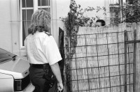 Image of sheet 19940320 photo 17: ca 7.00 Polizeibeamtin Seiler und Wachtmeister Hochstrasser besuchen die Alkis der Bäkeranlage höflich. Dann wird ein Besitzer eines verlorenen Halbtaxs gesucht. 7.30 Brandstiftung an der Marmorgasse dann Meldung wegen verschmutzung eines Fahrzeugs durch Betonspritzer  Meldung auf dem Posten. Frau Seiler im Streifenwagen Limmat 4. Häftlinge an Handschellen werden in den
 Kasernen hof zum Spaziergang ausgefahren. Schifflandestelle am
 Bürkliplatz. 14.oo PolizeiaspirantInnen vor der jährlichen Seeüberquerung. Police Polize Zürich Schweiz Switzerland 1994 Kreis vier Aussersihl