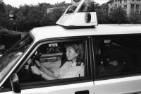 Image of sheet 19940320 photo 27: ca 7.00 Polizeibeamtin Seiler und Wachtmeister Hochstrasser besuchen die Alkis der Bäkeranlage höflich. Dann wird ein Besitzer eines verlorenen Halbtaxs gesucht. 7.30 Brandstiftung an der Marmorgasse dann Meldung wegen verschmutzung eines Fahrzeugs durch Betonspritzer  Meldung auf dem Posten. Frau Seiler im Streifenwagen Limmat 4. Häftlinge an Handschellen werden in den
 Kasernen hof zum Spaziergang ausgefahren. Schifflandestelle am
 Bürkliplatz. 14.oo PolizeiaspirantInnen vor der jährlichen Seeüberquerung. Police Polize Zürich Schweiz Switzerland 1994 Kreis vier Aussersihl