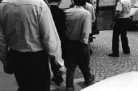 Image of sheet 19940320 photo 30: ca 7.00 Polizeibeamtin Seiler und Wachtmeister Hochstrasser besuchen die Alkis der Bäkeranlage höflich. Dann wird ein Besitzer eines verlorenen Halbtaxs gesucht. 7.30 Brandstiftung an der Marmorgasse dann Meldung wegen verschmutzung eines Fahrzeugs durch Betonspritzer  Meldung auf dem Posten. Frau Seiler im Streifenwagen Limmat 4. Häftlinge an Handschellen werden in den
 Kasernen hof zum Spaziergang ausgefahren. Schifflandestelle am
 Bürkliplatz. 14.oo PolizeiaspirantInnen vor der jährlichen Seeüberquerung. Police Polize Zürich Schweiz Switzerland 1994 Kreis vier Aussersihl