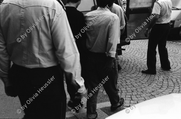 Image of sheet 19940320 photo 30: ca 7.00 Polizeibeamtin Seiler und Wachtmeister Hochstrasser besuchen die Alkis der Bäkeranlage höflich. Dann wird ein Besitzer eines verlorenen Halbtaxs gesucht. 7.30 Brandstiftung an der Marmorgasse dann Meldung wegen verschmutzung eines Fahrzeugs durch Betonspritzer  Meldung auf dem Posten. Frau Seiler im Streifenwagen Limmat 4. Häftlinge an Handschellen werden in den
 Kasernen hof zum Spaziergang ausgefahren. Schifflandestelle am
 Bürkliplatz. 14.oo PolizeiaspirantInnen vor der jährlichen Seeüberquerung. Police Polize Zürich Schweiz Switzerland 1994 Kreis vier Aussersihl