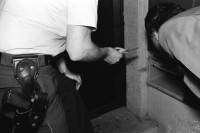 Image of sheet 19940320 photo 8: ca 7.00 Polizeibeamtin Seiler und Wachtmeister Hochstrasser besuchen die Alkis der Bäkeranlage höflich. Dann wird ein Besitzer eines verlorenen Halbtaxs gesucht. 7.30 Brandstiftung an der Marmorgasse dann Meldung wegen verschmutzung eines Fahrzeugs durch Betonspritzer  Meldung auf dem Posten. Frau Seiler im Streifenwagen Limmat 4. Häftlinge an Handschellen werden in den
 Kasernen hof zum Spaziergang ausgefahren. Schifflandestelle am
 Bürkliplatz. 14.oo PolizeiaspirantInnen vor der jährlichen Seeüberquerung. Police Polize Zürich Schweiz Switzerland 1994 Kreis vier Aussersihl