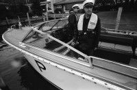 Image of sheet 19940330 photo 10: Polizeimotorboot mit Schweizer Fahne Polizeiboot Fredi Bachmann gewinnt PolizeiaspirantInnen Seeüberquerung in 32 min. Er wird in Tiefenbrunnen empfangen. AspirantInnen und Verkehrsbeamtinnen auf Photographien. Polizeimann Wehrli kontrolliert und filzt lybischer Drogendealer unter Mithilfe eines Kollegen mit Gummigeschoss gewehr in Achtungsstellung. Letten von der kornhaus Brücke aus. Süchtige fixen im Dreck. (mit Herr Cortesi Hauptwache Pressestelle unterwegs) Drug Letten Needlepark Zürich 1994