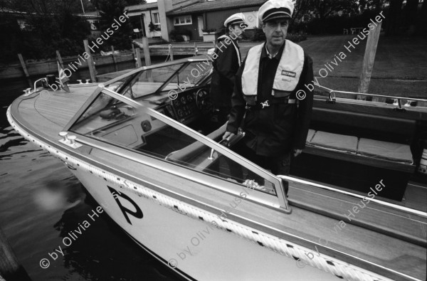 Image of sheet 19940330 photo 10: Polizeimotorboot mit Schweizer Fahne Polizeiboot Fredi Bachmann gewinnt PolizeiaspirantInnen Seeüberquerung in 32 min. Er wird in Tiefenbrunnen empfangen. AspirantInnen und Verkehrsbeamtinnen auf Photographien. Polizeimann Wehrli kontrolliert und filzt lybischer Drogendealer unter Mithilfe eines Kollegen mit Gummigeschoss gewehr in Achtungsstellung. Letten von der kornhaus Brücke aus. Süchtige fixen im Dreck. (mit Herr Cortesi Hauptwache Pressestelle unterwegs) Drug Letten Needlepark Zürich 1994