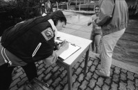 Image of sheet 19940330 photo 14: Polizeimotorboot mit Schweizer Fahne Polizeiboot Fredi Bachmann gewinnt PolizeiaspirantInnen Seeüberquerung in 32 min. Er wird in Tiefenbrunnen empfangen. AspirantInnen und Verkehrsbeamtinnen auf Photographien. Polizeimann Wehrli kontrolliert und filzt lybischer Drogendealer unter Mithilfe eines Kollegen mit Gummigeschoss gewehr in Achtungsstellung. Letten von der kornhaus Brücke aus. Süchtige fixen im Dreck. (mit Herr Cortesi Hauptwache Pressestelle unterwegs) Drug Letten Needlepark Zürich 1994