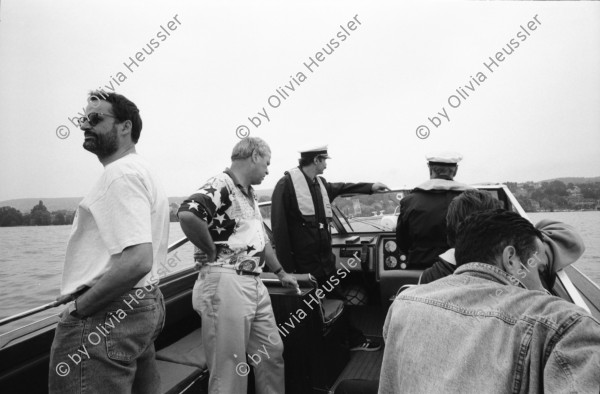 Image of sheet 19940330 photo 2: Polizeimotorboot mit Schweizer Fahne Polizeiboot Fredi Bachmann gewinnt PolizeiaspirantInnen Seeüberquerung in 32 min. Er wird in Tiefenbrunnen empfangen. AspirantInnen und Verkehrsbeamtinnen auf Photographien. Polizeimann Wehrli kontrolliert und filzt lybischer Drogendealer unter Mithilfe eines Kollegen mit Gummigeschoss gewehr in Achtungsstellung. Letten von der kornhaus Brücke aus. Süchtige fixen im Dreck. (mit Herr Cortesi Hauptwache Pressestelle unterwegs) Drug Letten Needlepark Zürich 1994