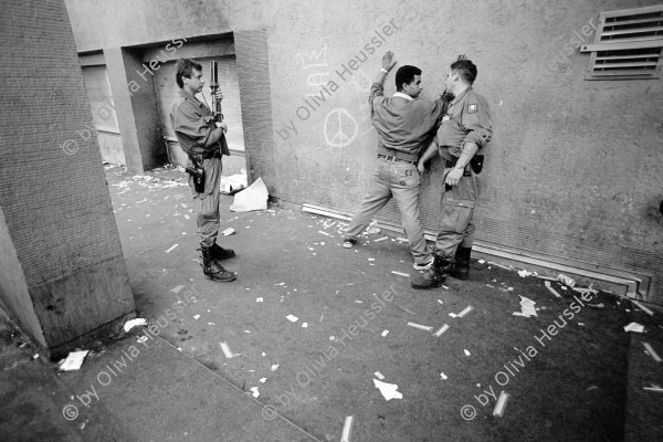 Image of sheet 19940330 photo 21: Polizeimann Wehrli untersucht libanesischen Drogenhändler ohne Ausweis und ohne Geld an der Kornhausbrücke, Letten  Needlepark Zürich 24.08.94 um ca 20.00 Uhr √ 1994 drug market ilegal

Policeman Wehrli searches a Lebanese Drugdealer, he finds no papers, no drugs and no money. Zürich Switzerland

 	Die Stadtzürcher Polizeibeamte kontrollieren einen libanesischen Drogen dealer in der Nähe vom 'Letten'. Kreis fünf 5 Zürich Schweiz Switzerland Europe Police drugs control 94