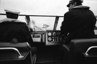 Image of sheet 19940330 photo 4: Polizeimotorboot mit Schweizer Fahne Polizeiboot Fredi Bachmann gewinnt PolizeiaspirantInnen Seeüberquerung in 32 min. Er wird in Tiefenbrunnen empfangen. AspirantInnen und Verkehrsbeamtinnen auf Photographien. Polizeimann Wehrli kontrolliert und filzt lybischer Drogendealer unter Mithilfe eines Kollegen mit Gummigeschoss gewehr in Achtungsstellung. Letten von der kornhaus Brücke aus. Süchtige fixen im Dreck. (mit Herr Cortesi Hauptwache Pressestelle unterwegs) Drug Letten Needlepark Zürich 1994