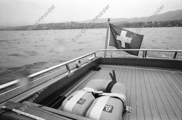 Image of sheet 19940330 photo 6: Polizeimotorboot mit Schweizer Fahne Polizeiboot Fredi Bachmann gewinnt PolizeiaspirantInnen Seeüberquerung in 32 min. Er wird in Tiefenbrunnen empfangen. AspirantInnen und Verkehrsbeamtinnen auf Photographien. Polizeimann Wehrli kontrolliert und filzt lybischer Drogendealer unter Mithilfe eines Kollegen mit Gummigeschoss gewehr in Achtungsstellung. Letten von der kornhaus Brücke aus. Süchtige fixen im Dreck. (mit Herr Cortesi Hauptwache Pressestelle unterwegs) Drug Letten Needlepark Zürich 1994