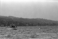 Image of sheet 19940340 photo 19: Polizeiaspirantinnen Polizei und Verkehrspolizisten beamte und Beamtinnen in Badehosen vor der Seeüberquerung Zürichsee Badi Wollishofen. 1600m nach Tiefenbrunnen. Nr. 0 -3 Herr Zurfluh Chef der Ausbildung. Ziel. Nr. 25 Fredi Bachmann Gewinner 32 Minuten. Schwimmer im See Motorboote Polizei. Frau streicht Schwimmer auf Liste mit Fotos. Zürich 1994