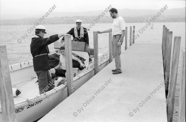 Image of sheet 19940350 photo 15: frtsg. 34 Ausbildung der Polizeiaspirantinnen Seeüberquerung am Ziel misst Herr Leserf die Zeiten. Polizeiboote ab ca 19 uhr 30 mit Turicum auf Patrouille am Letten Kornhausbrücke Kontrolle Wachtmeister Burri filzt Palästinenser am Letten. Polizeimann Wehrli filzt Lybischer Dealer an Kornhausbrücke  Nr. 23 ohne Ausweis und ohne Geld. Lettensteg. Spritzenausgabe. Letten  Zürich 1994 Fixen Drogen Junk