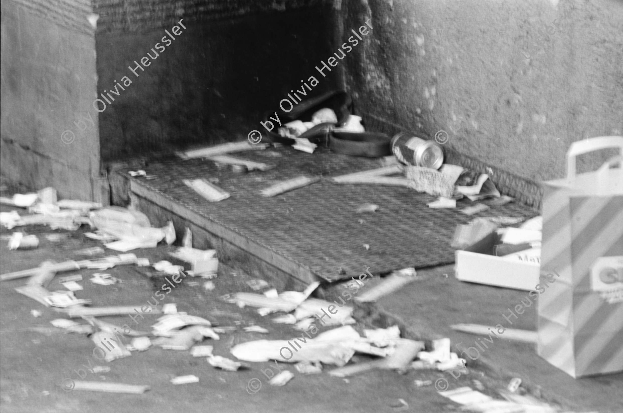 Image of sheet 19940350 photo 22: frtsg. 34 Ausbildung der Polizeiaspirantinnen Seeüberquerung am Ziel misst Herr Leserf die Zeiten. Polizeiboote ab ca 19 uhr 30 mit Turicum auf Patrouille am Letten Kornhausbrücke Kontrolle Wachtmeister Burri filzt Palästinenser am Letten. Polizeimann Wehrli filzt Lybischer Dealer an Kornhausbrücke  Nr. 23 ohne Ausweis und ohne Geld. Lettensteg. Spritzenausgabe. Letten  Zürich 1994 Fixen Drogen Junk