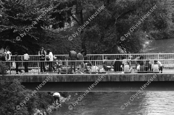 Image of sheet 19940350 photo 27: frtsg. 34 Ausbildung der Polizeiaspirantinnen Seeüberquerung am Ziel misst Herr Leserf die Zeiten. Polizeiboote ab ca 19 uhr 30 mit Turicum auf Patrouille am Letten Kornhausbrücke Kontrolle Wachtmeister Burri filzt Palästinenser am Letten. Polizeimann Wehrli filzt Lybischer Dealer an Kornhausbrücke  Nr. 23 ohne Ausweis und ohne Geld. Lettensteg. Spritzenausgabe. Letten  Zürich 1994 Fixen Drogen Junk