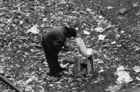 Image of sheet 19940350 photo 30: frtsg. 34 Ausbildung der Polizeiaspirantinnen Seeüberquerung am Ziel misst Herr Leserf die Zeiten. Polizeiboote ab ca 19 uhr 30 mit Turicum auf Patrouille am Letten Kornhausbrücke Kontrolle Wachtmeister Burri filzt Palästinenser am Letten. Polizeimann Wehrli filzt Lybischer Dealer an Kornhausbrücke  Nr. 23 ohne Ausweis und ohne Geld. Lettensteg. Spritzenausgabe. Letten  Zürich 1994 Fixen Drogen Junk