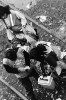 Image of sheet 19940350 photo 33: Im Zürcher Lettenareal werden den Drogenabhängigen Menschen neue Spritzen verteilt. 24.08.94 Drogen szene Abhängige Drogenkranke Kokain

Helpers and volunteers in the Zurich area of the Letten, distributeing new syringes to drug addicts 
Drug scene market Heroine Cocaine 
© 1994, Olivia Heussler √