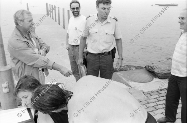 Image of sheet 19940350 photo 4: frtsg. 34 Ausbildung der Polizeiaspirantinnen Seeüberquerung am Ziel misst Herr Leserf die Zeiten. Polizeiboote ab ca 19 uhr 30 mit Turicum auf Patrouille am Letten Kornhausbrücke Kontrolle Wachtmeister Burri filzt Palästinenser am Letten. Polizeimann Wehrli filzt Lybischer Dealer an Kornhausbrücke  Nr. 23 ohne Ausweis und ohne Geld. Lettensteg. Spritzenausgabe. Letten  Zürich 1994 Fixen Drogen Junk