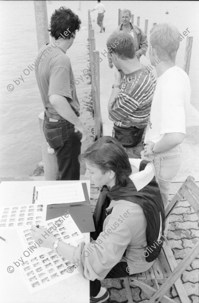 Image of sheet 19940350 photo 9: frtsg. 34 Ausbildung der Polizeiaspirantinnen Seeüberquerung am Ziel misst Herr Leserf die Zeiten. Polizeiboote ab ca 19 uhr 30 mit Turicum auf Patrouille am Letten Kornhausbrücke Kontrolle Wachtmeister Burri filzt Palästinenser am Letten. Polizeimann Wehrli filzt Lybischer Dealer an Kornhausbrücke  Nr. 23 ohne Ausweis und ohne Geld. Lettensteg. Spritzenausgabe. Letten  Zürich 1994 Fixen Drogen Junk