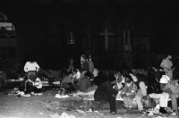 Image of sheet 19940360 photo 16: Mit Turicum (Presse Polizei Hr. Cortesi) Urania, unterwegs mit Polizei wachtmeister Bruno Burri, Nr. 23 und 29 etc. und am Letten. Burri kontrolliert Palästinenser und hilft Schwarzer Frau Drogenszene Leute unter Brücke mit Kreuz im Hintergrund. Schmutz am Boden Junkies fixen. im Dreck. Mann schleppt Mann mit Kartonschachteln weg. Zürich 1994 Junk Fixer
