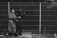 Image of sheet 19940360 photo 25: Polizeikontrolle in der Drogenszene im ehemaligen Zürcher Lettenareal. 24.08.94 √
Drogen Konsum Letten Areal 
Policeman searches a Drugdealer, he finds no papers, no drugs and no money. Zürich Switzerland 1994