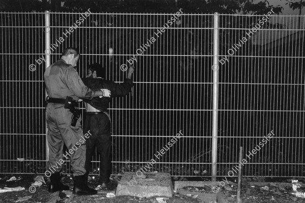 Image of sheet 19940360 photo 25: Polizeikontrolle in der Drogenszene im ehemaligen Zürcher Lettenareal. 24.08.94 √
Drogen Konsum Letten Areal 
Policeman searches a Drugdealer, he finds no papers, no drugs and no money. Zürich Switzerland 1994