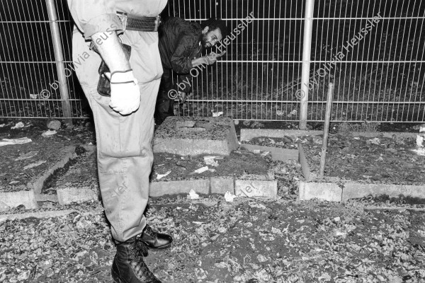 Image of sheet 19940360 photo 26: Während einer Polizeikontrolle im ehemaligen Zürcher Bahnhof Lettenareal. 
Polizeikontrolle in der Drogenszene  24.08.94 √
Drogen Konsum Letten Areal 
Policeman searches a Drugdealer, he finds no papers, no drugs and no money. Zürich Switzerland 1994