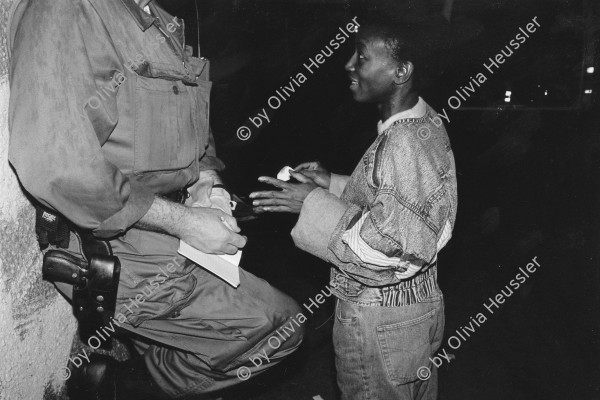 Image of sheet 19940360 photo 34: Während einer Polizeikontrolle im ehemaligen Zürcher Bahnhof Lettenareal. 24.08.94 √

Während einer Polizeikontrolle im ehemaligen Zürcher Bahnhof Lettenareal. 
Polizeikontrolle in der Drogenszene  24.08.94 √
Drogen Konsum Letten Areal 
Policeman searches a Drugdealer, he finds no papers, no drugs and no money. Zürich Switzerland 1994