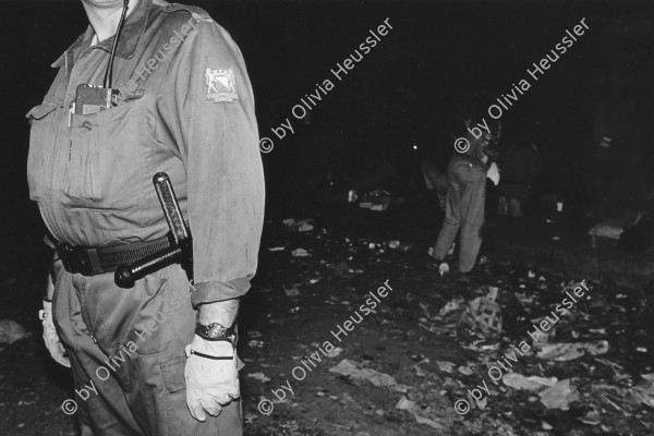 Image of sheet 19940360 photo 36: Während einer Polizeikontrolle im ehemaligen Zürcher Bahnhof Lettenareal. 24.08.94 √ 1994
Während einer Polizeikontrolle im ehemaligen Zürcher Bahnhof Lettenareal. 
Polizeikontrolle in der Drogenszene  24.08.94 √
Drogen Konsum Letten Areal 
Policeman searches a Drugdealer, Zürich Switzerland 1994