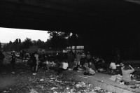 Image of sheet 19940360 photo 6: Mit Turicum (Presse Polizei Hr. Cortesi) Urania, unterwegs mit Polizei wachtmeister Bruno Burri, Nr. 23 und 29 etc. und am Letten. Burri kontrolliert Palästinenser und hilft Schwarzer Frau Drogenszene Leute unter Brücke mit Kreuz im Hintergrund. Schmutz am Boden Junkies fixen. im Dreck. Mann schleppt Mann mit Kartonschachteln weg. Zürich 1994 Junk Fixer